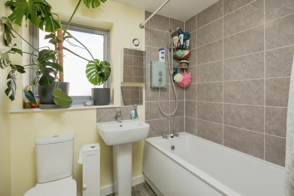 House in Bromley - More