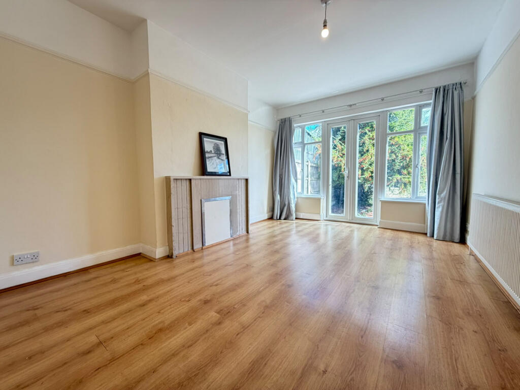 House in London, Kenton - View 2