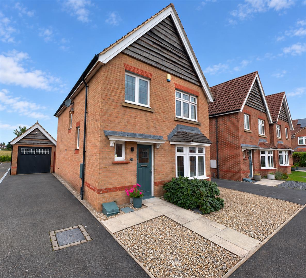 3-bed detached on Station View, Hambleton, Selby, £300,000