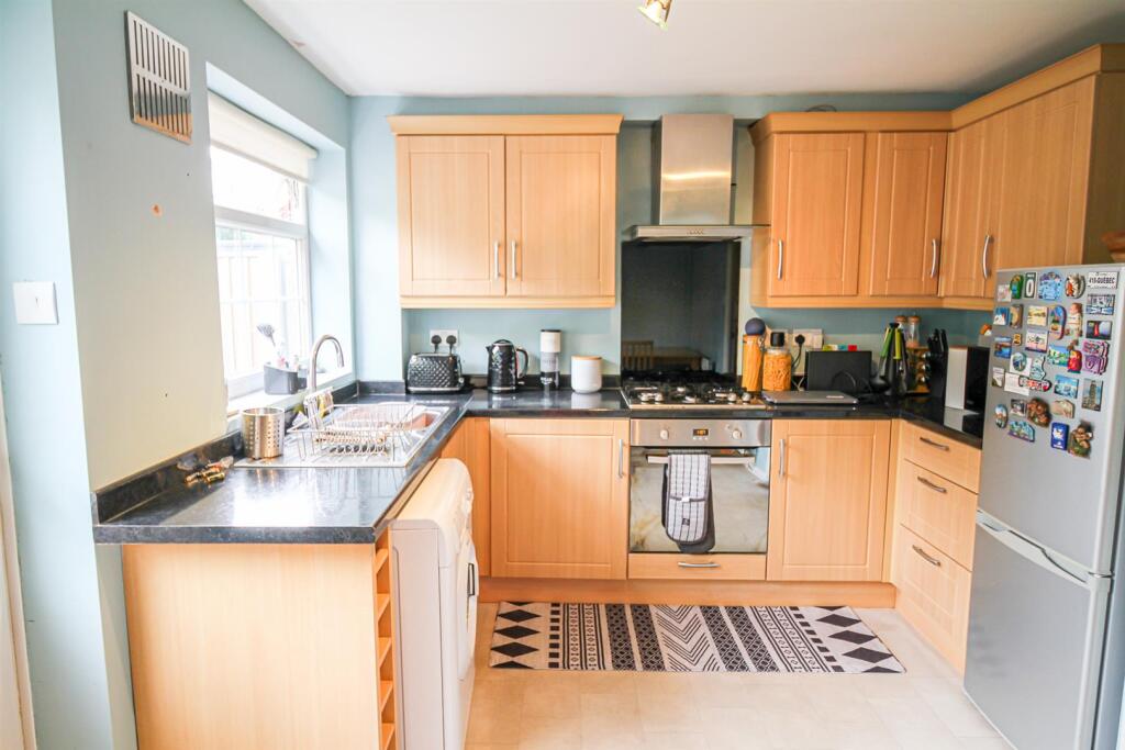 2 bedroom terraced house for rent in Spinningdale, Arnold, NG5 - View 3