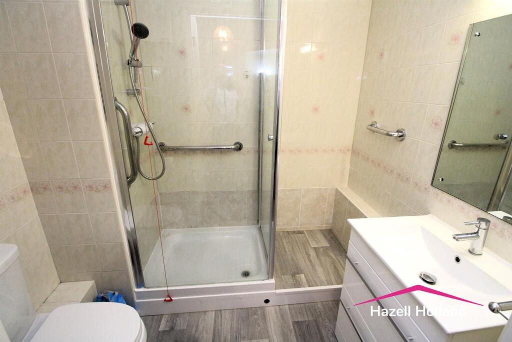 Apartment in Swanley, White Oak - View 2