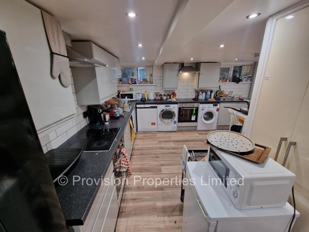 House in Leeds, West Yorkshire - View 4