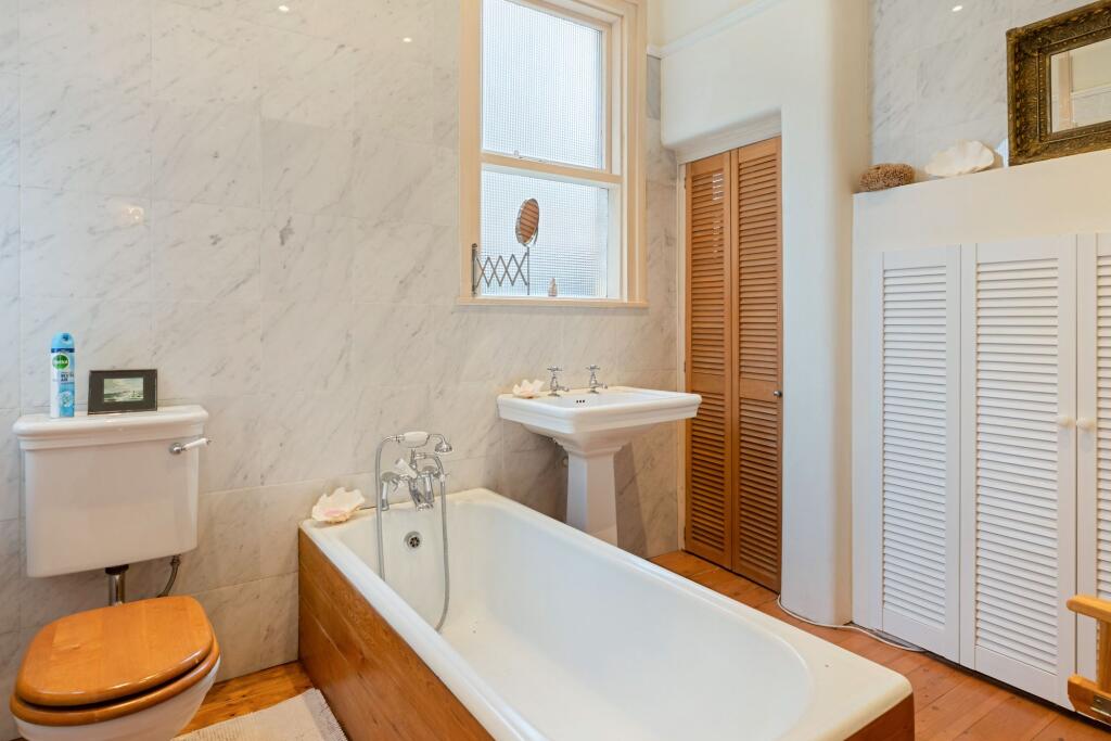 Apartment in Sutton - More