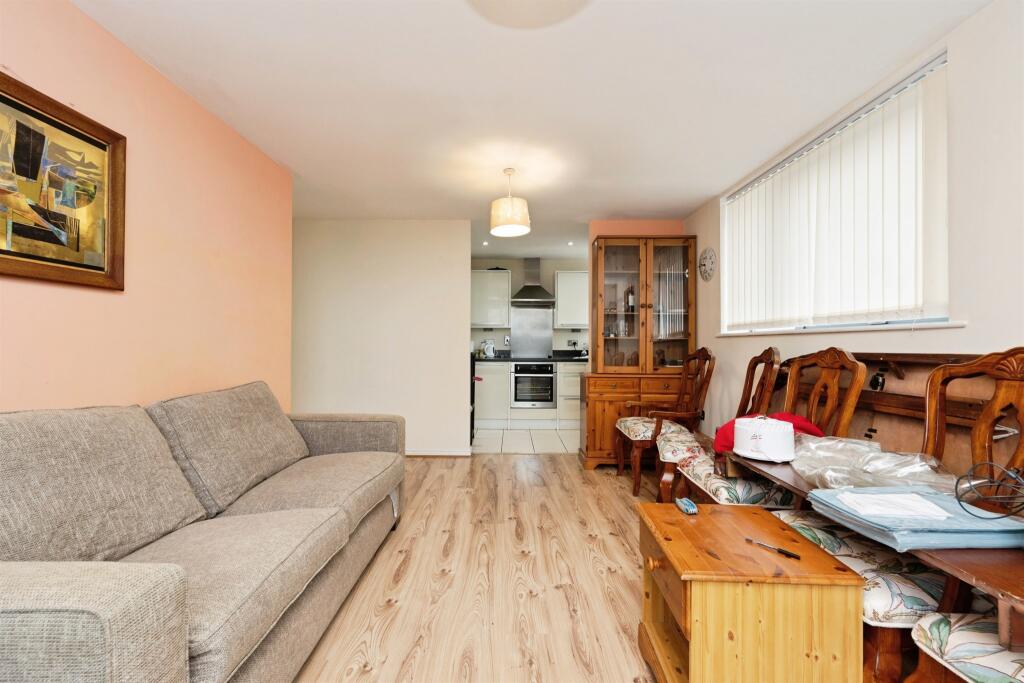 Apartment in Watford, Hertfordshire - More