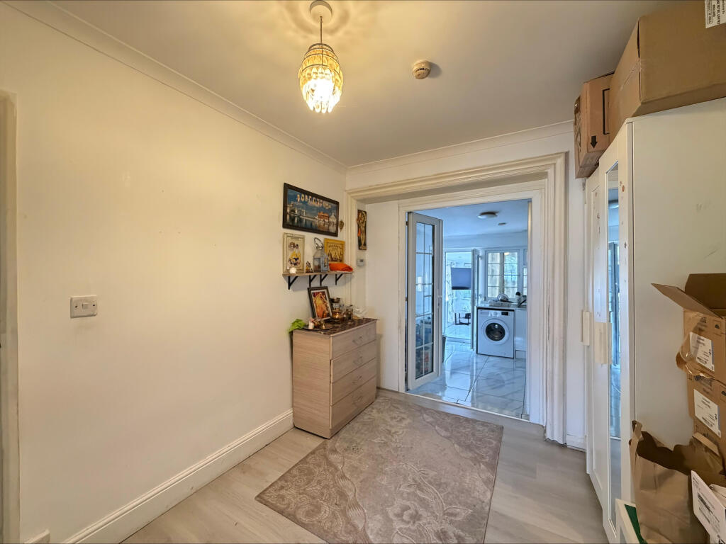 Apartment in Southall - More