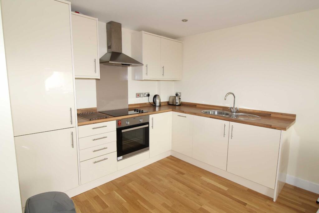 Apartment in Swindon, Old Town, South Swindon - View 2