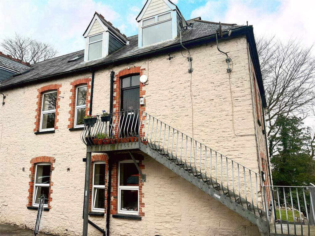 1-bed flat on St. Nicholas Street, Bodmin, Cornwall, PL31, £85,000