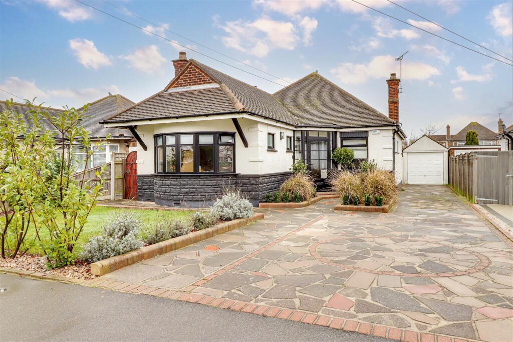 3-bed detached on * RENOVATED THROUGHOUT * Tattersall Gardens, Leigh-on-Sea, £650,000