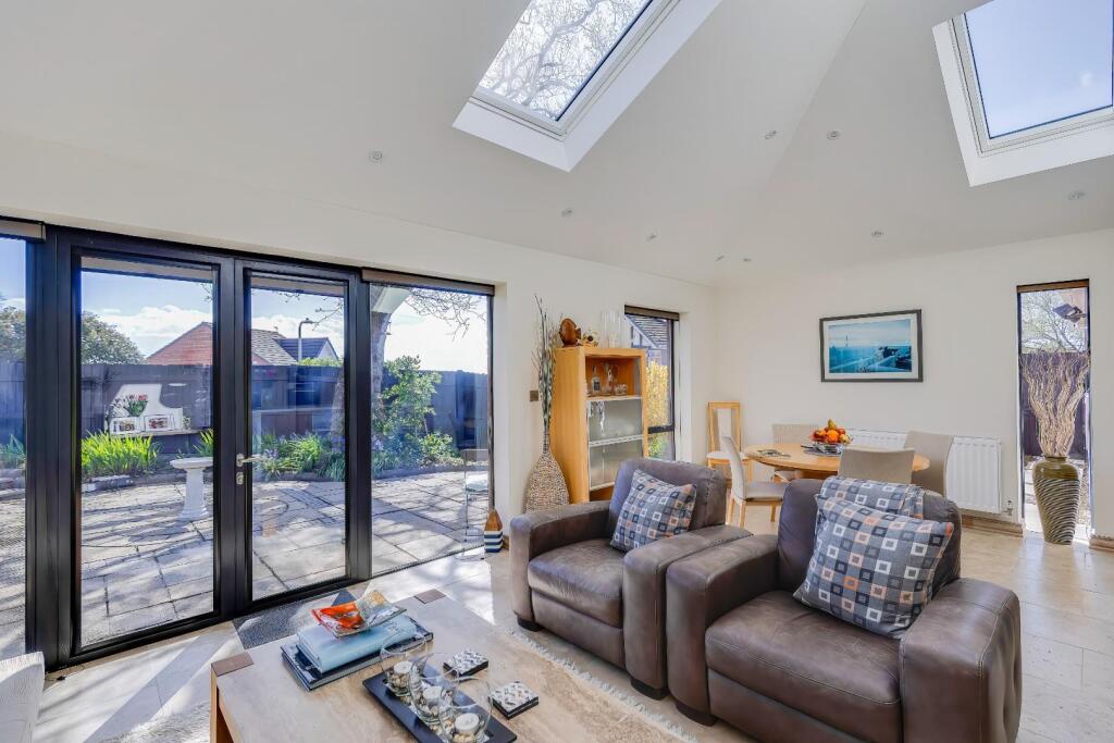 12 Blodyn Y Gog, Barry, CF63 1FB photo 4