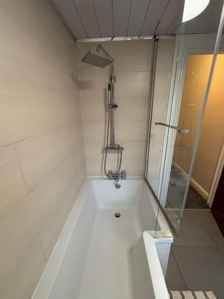 3 bedroom end of terrace house for rent
