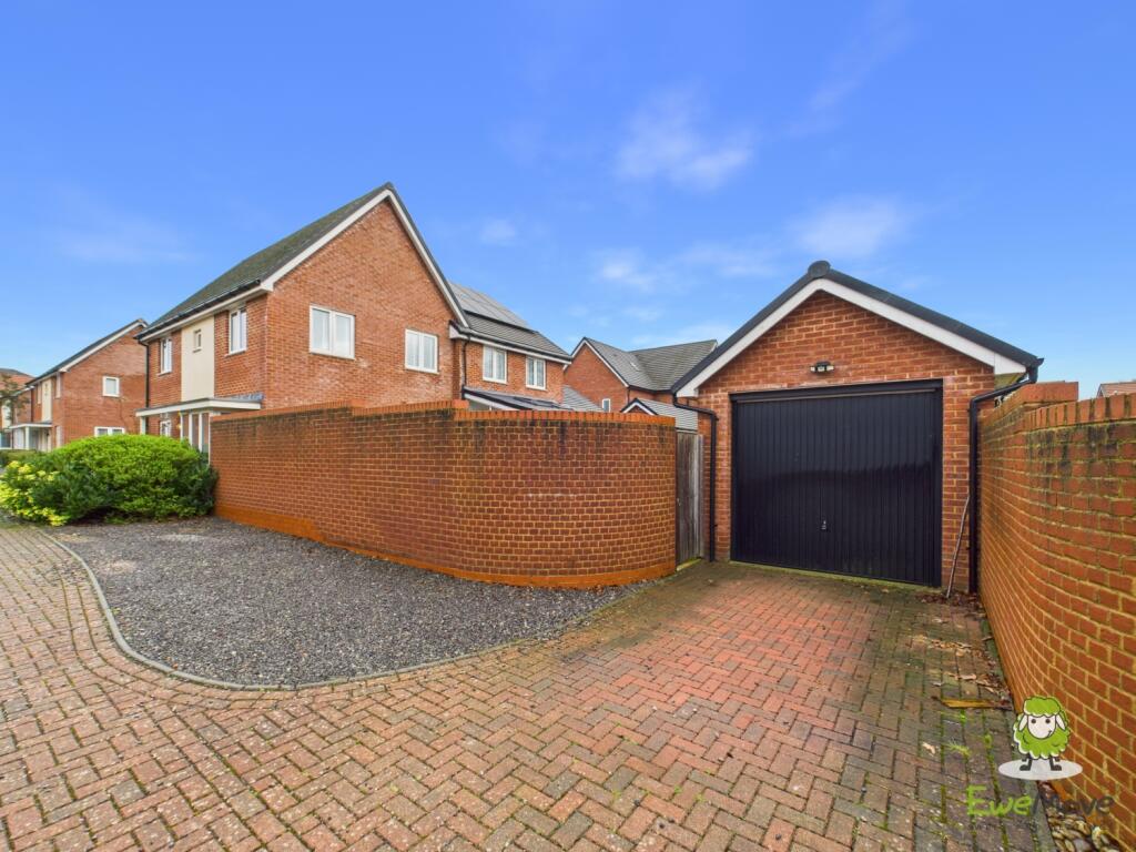 House in Basingstoke and Deane, The Fairways, Kempshott Park - View 5