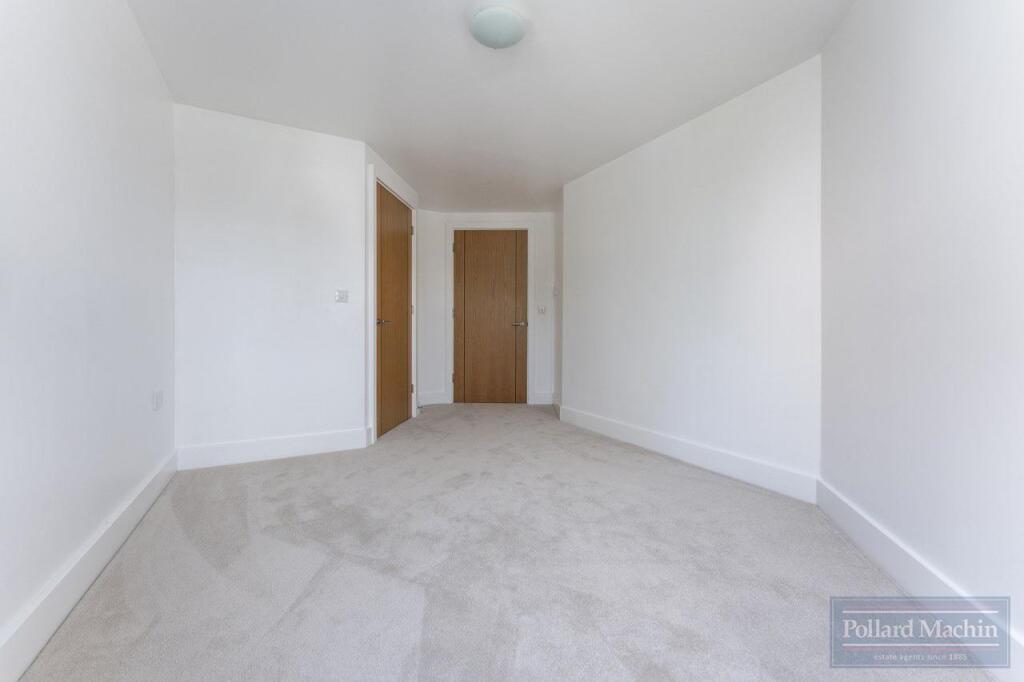 Apartment in Croydon - More