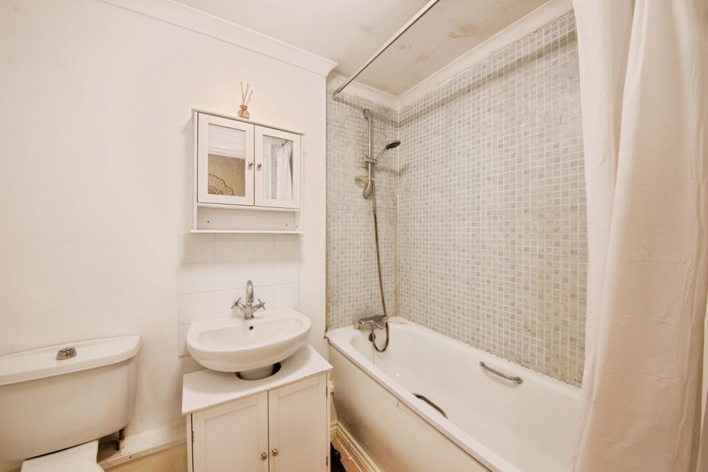 Apartment in Romford - More