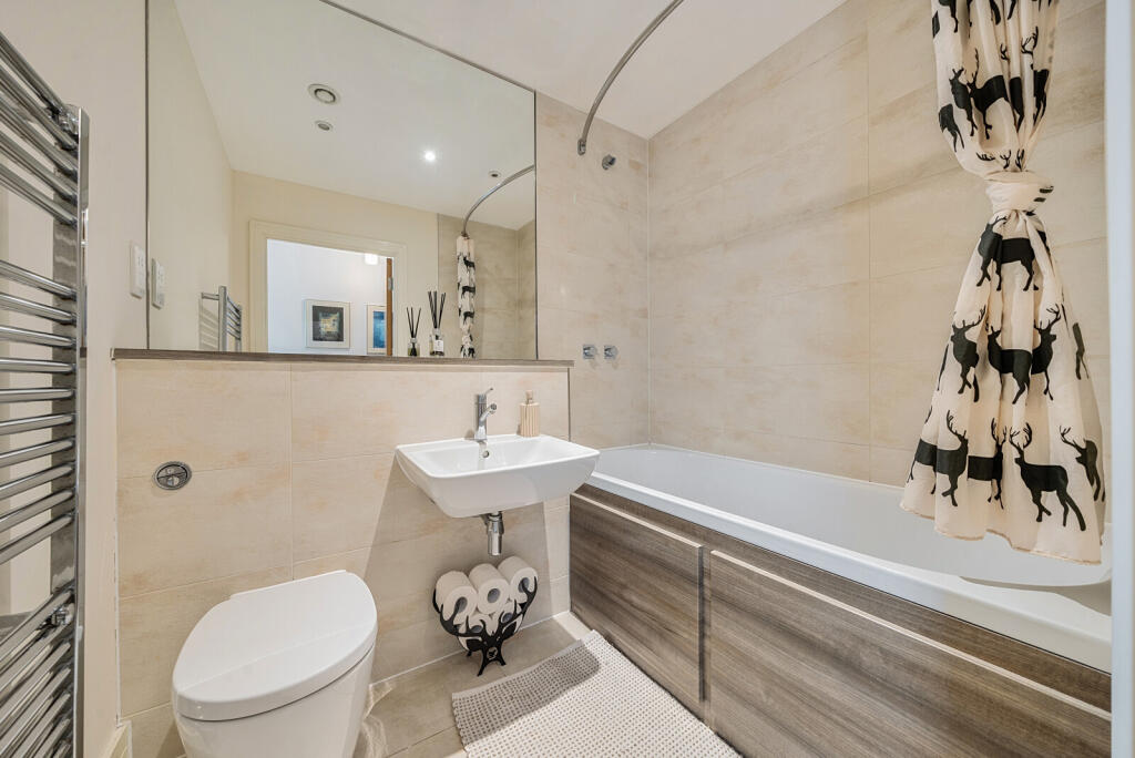 Apartment in London, Hampton Wick - More