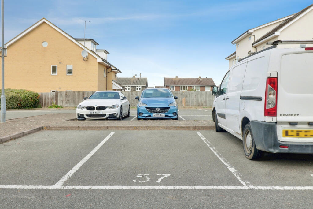 Apartment in Southend-on-Sea - More