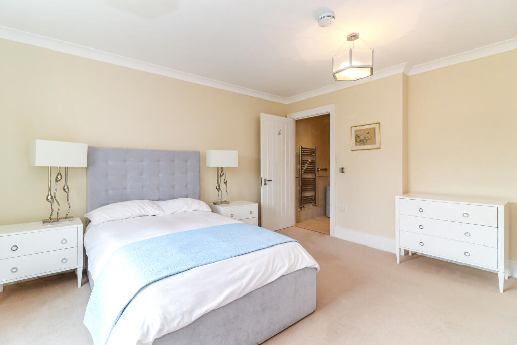 Apartment in Slough - View 5