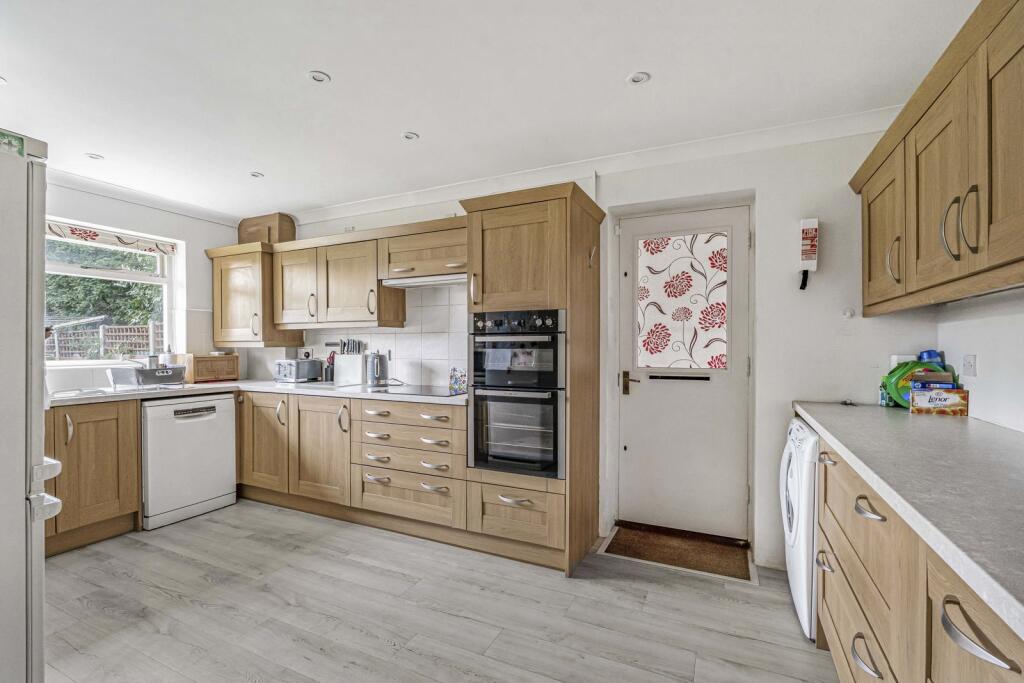 Shaftesbury Road, Woking, Surrey, GU22 - View 3