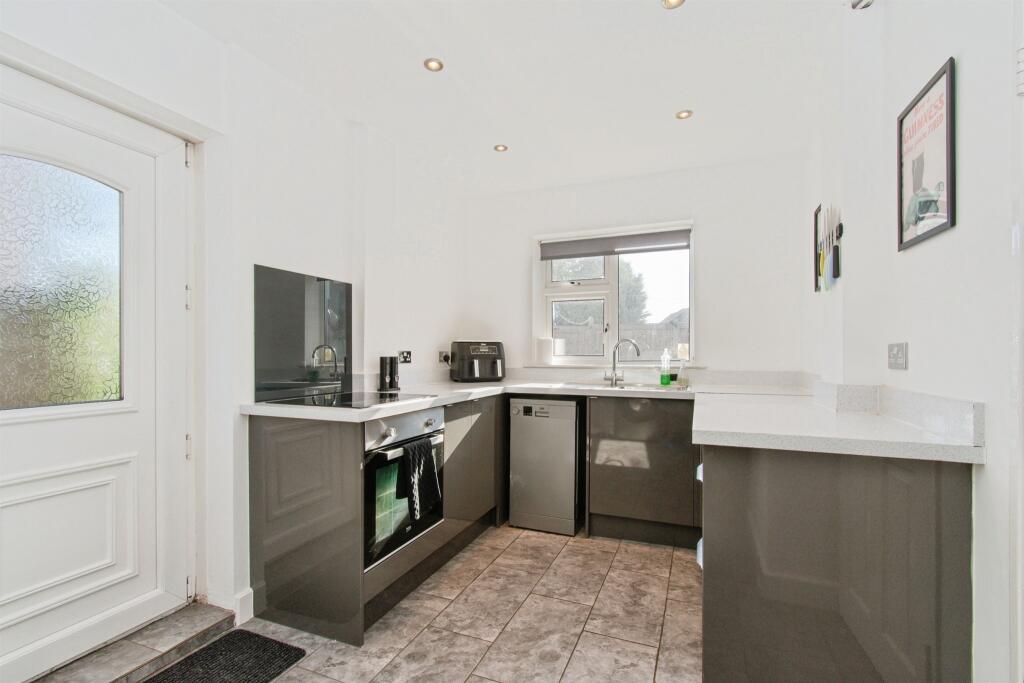 House in Wakefield, Hightown, Cutsyke - More