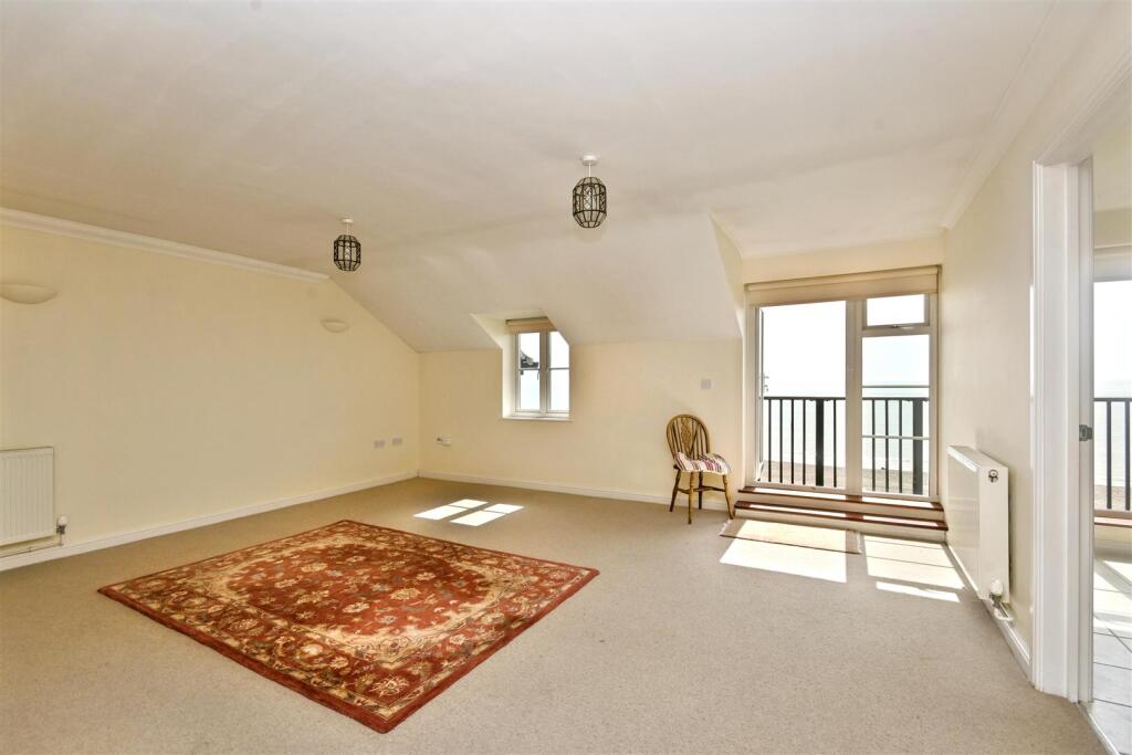 Apartment in Eastbourne, East Sussex - View 4