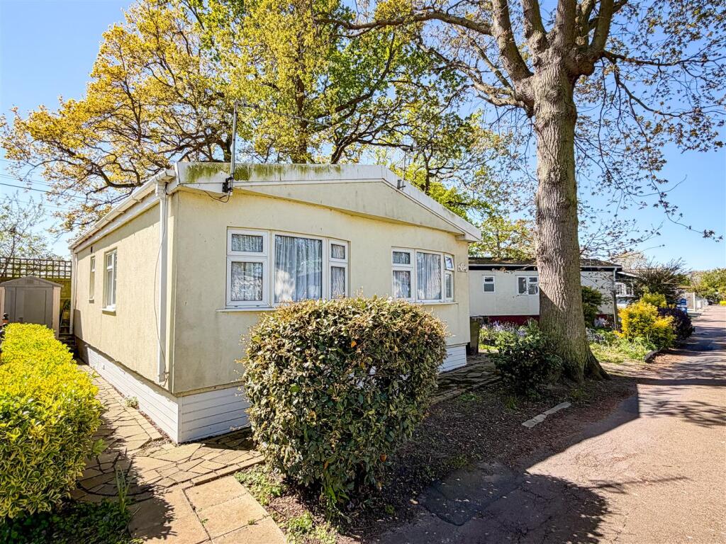 2-bed caravan on The Spinner, Sacketts Grove, Clacton-on-Sea, £90,000