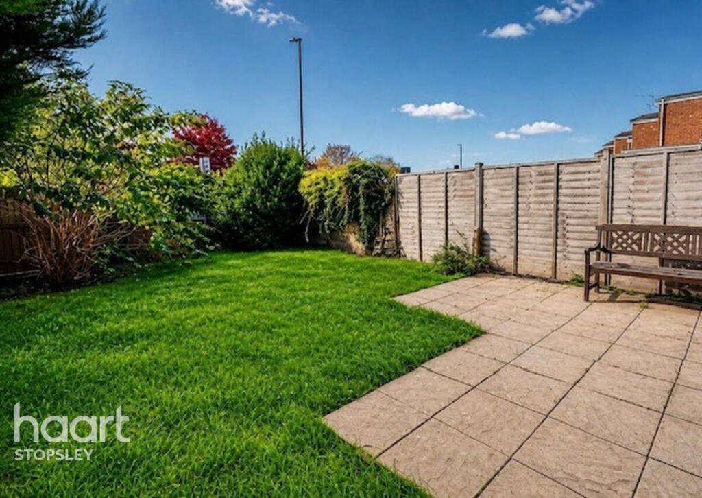 Seaford Close, Luton photo 3