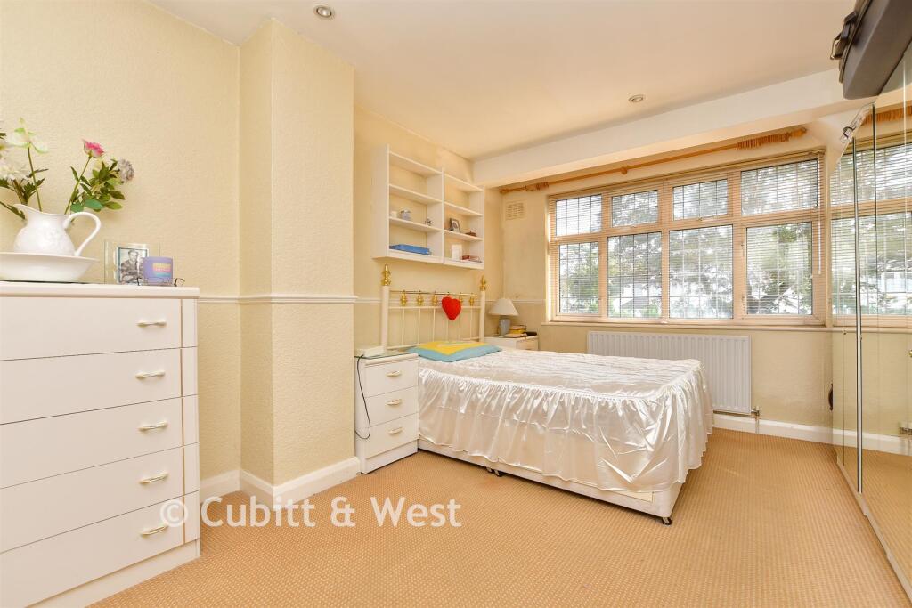 House in London, Beddington - View 6