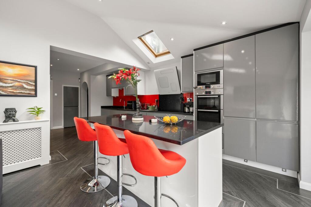 House in Kingston upon Thames - More