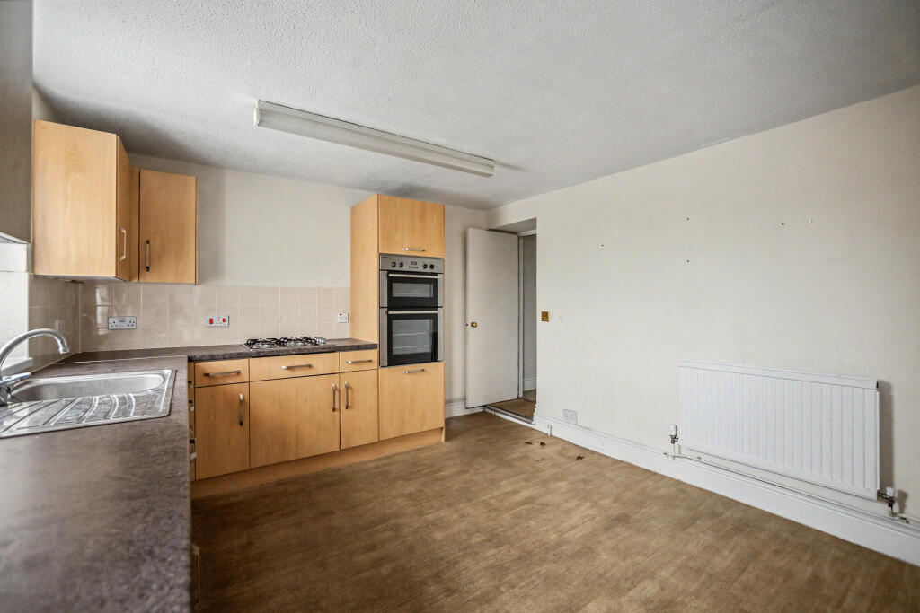 89 High Street, Queenborough, Kent, ME11 5AG photo 4