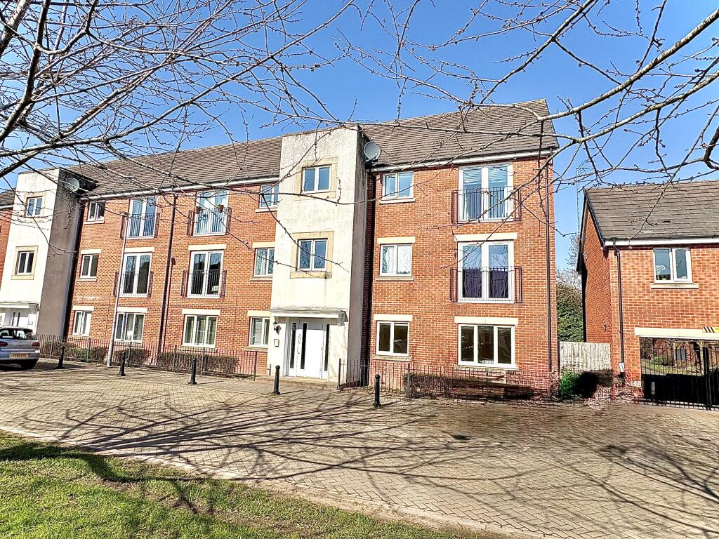 2-bed flat on Greenock Crescent, Wolverhampton, WV4 6BJ, £125,000