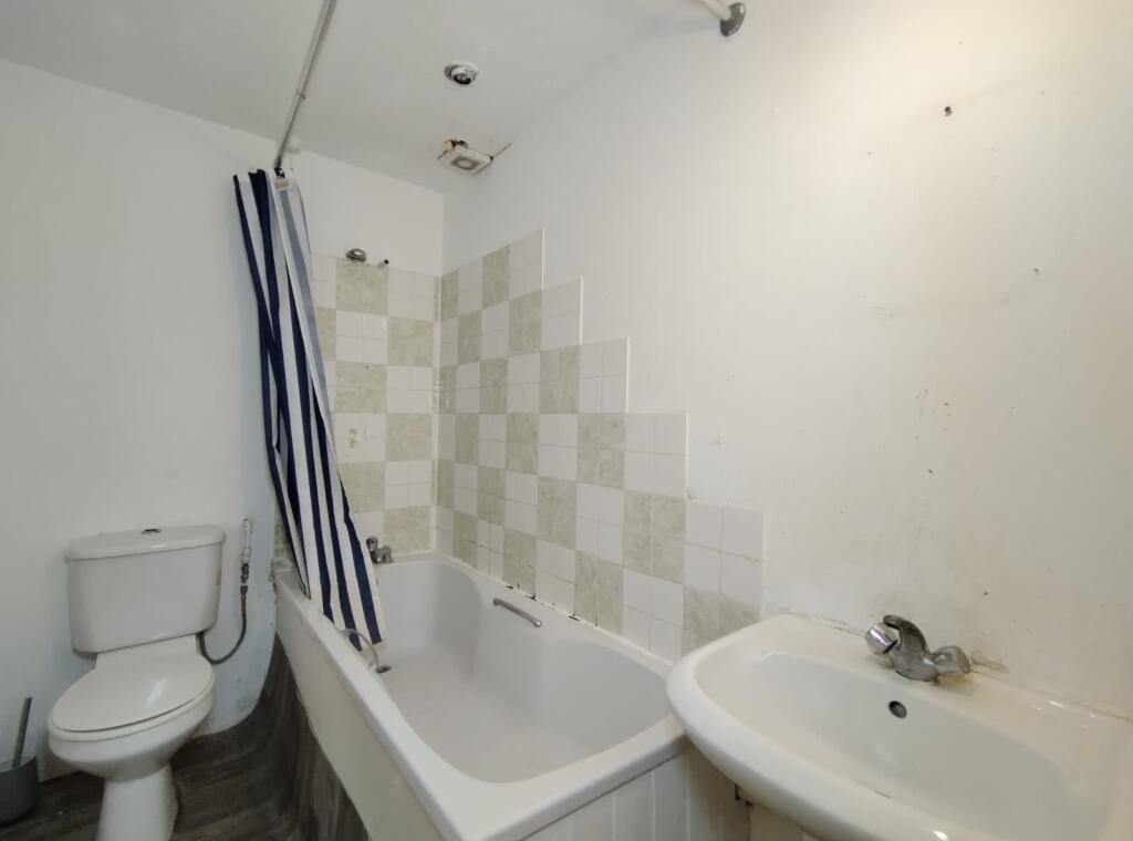 Apartment in Southall - More
