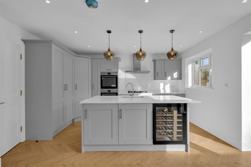 House in London, Farnborough Park, Locksbottom - View 2