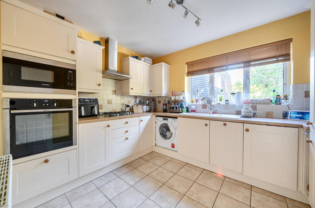 Apartment in Winchester, Lower Stanmore - View 3