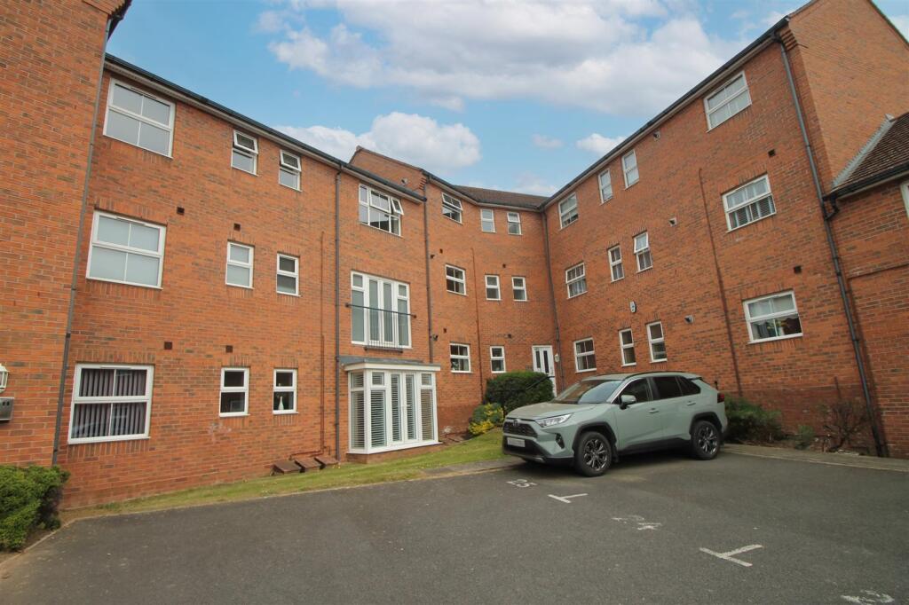 2-bed flat on Smalman Close, Stourbridge, £150,000
