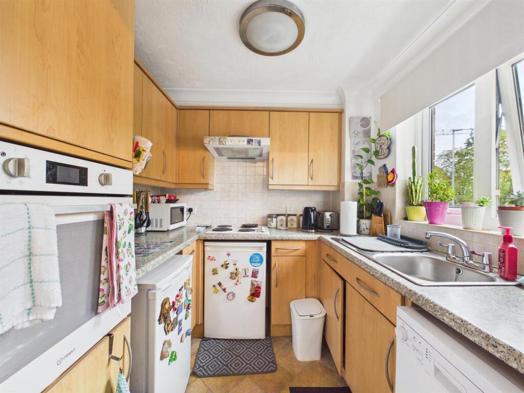 Apartment in Croydon - View 3
