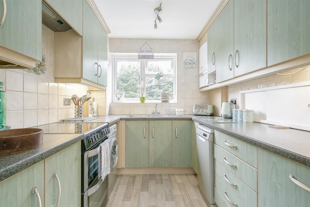 Apartment in Reigate and Banstead, Banstead - View 2