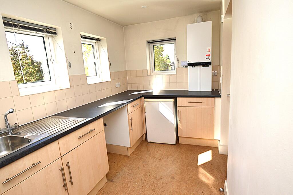Apartment in Burgess Hill, World's End - View 5