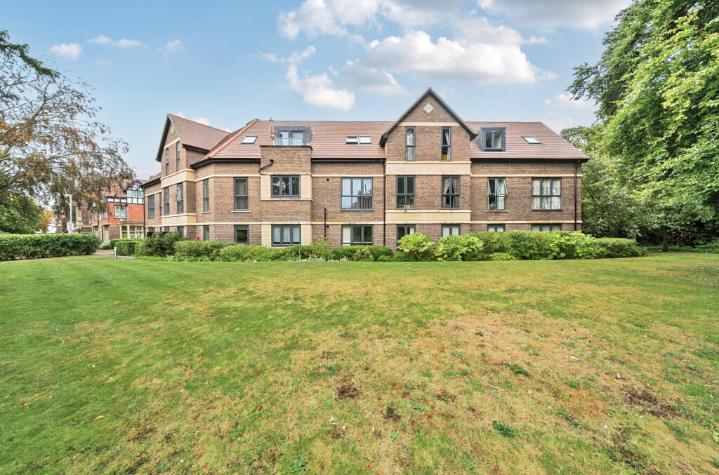 2-bed flat on Frances Drive, Dunstable, Bedfordshire, £260,000