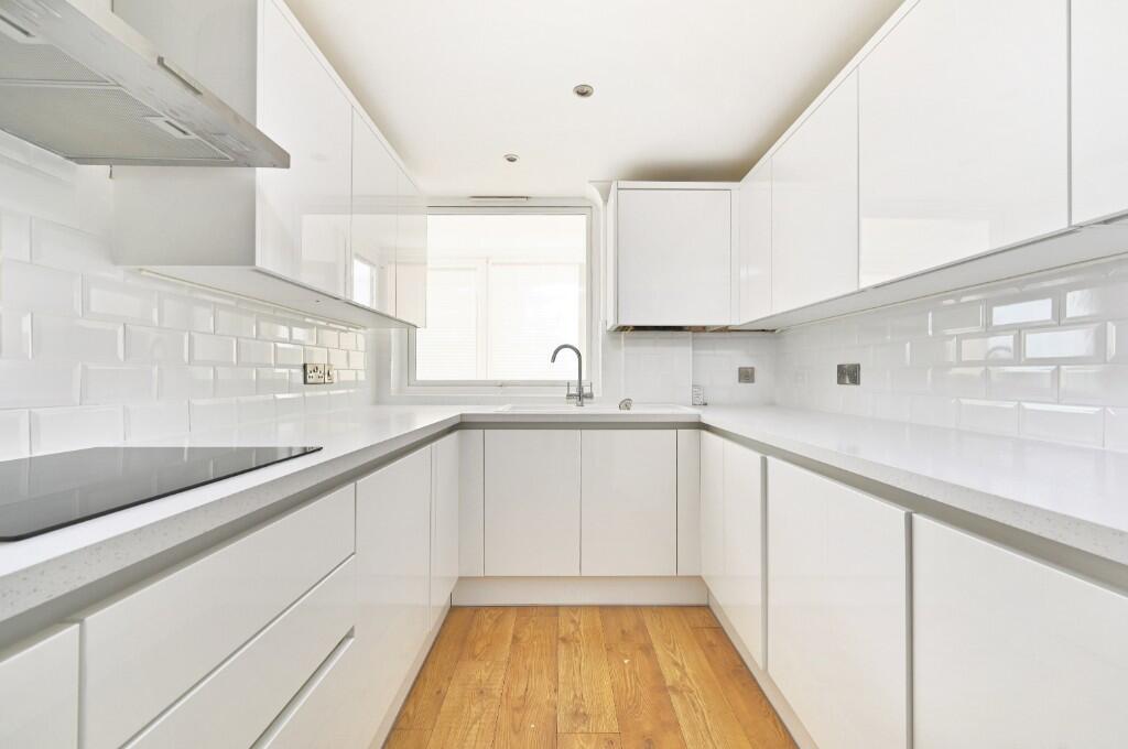 Apartment in Eastbourne, East Sussex - View 5