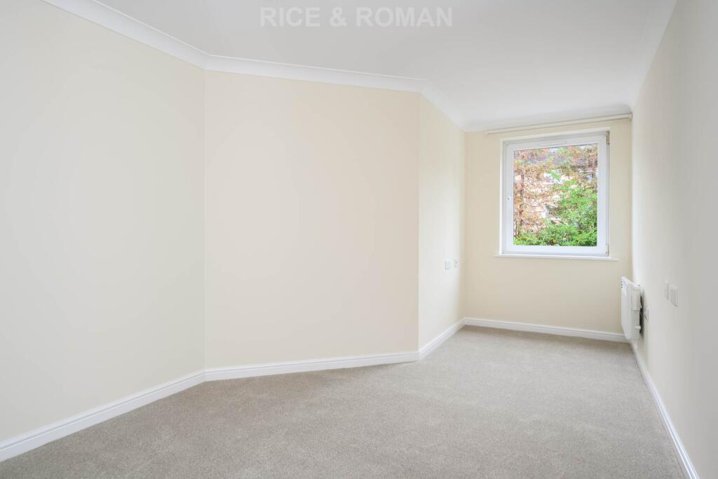 Apartment in Runnymede, Addlestone - View 5