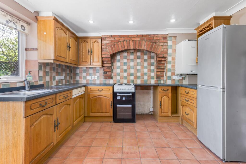 House in Crawley, Langley Green - View 2