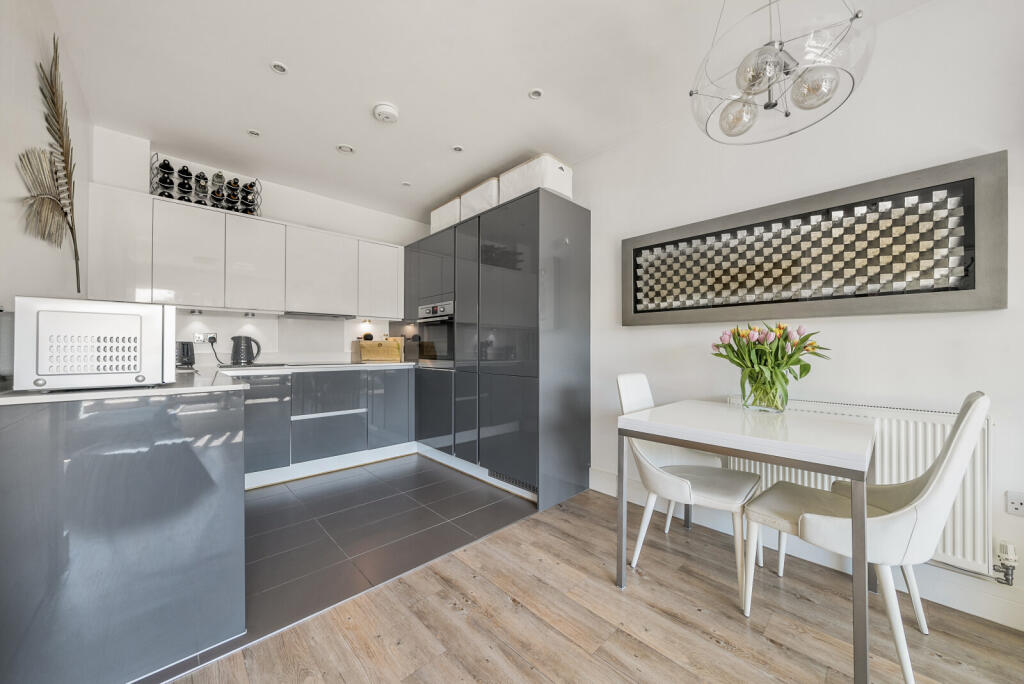 Apartment in London, Hampton Wick - View 4