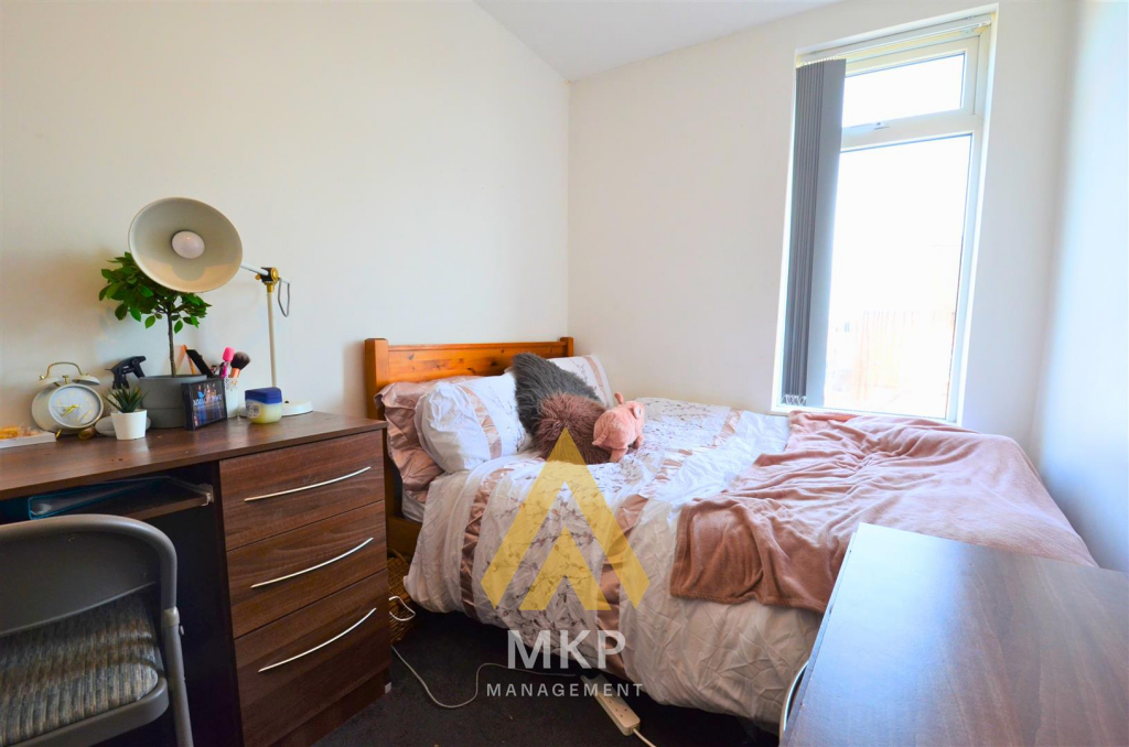 5 bedroom terraced house for rent