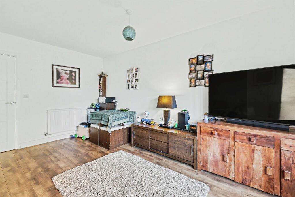 House in Northampton, Queen's Park - View 3