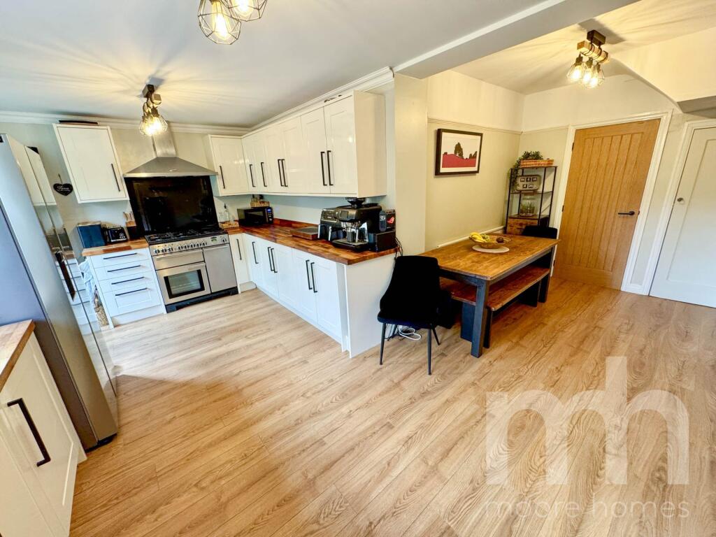 CENTRAL DRIVE, Bramhall SK7 3JU photo 4