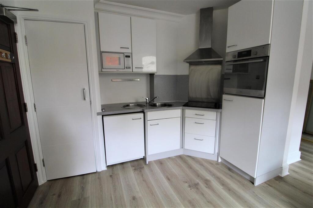 Apartment in Leeds, Arena Quarter, Woodhouse - View 2