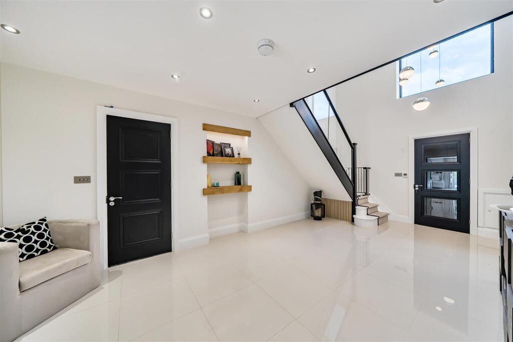 House in Sutton - View 5