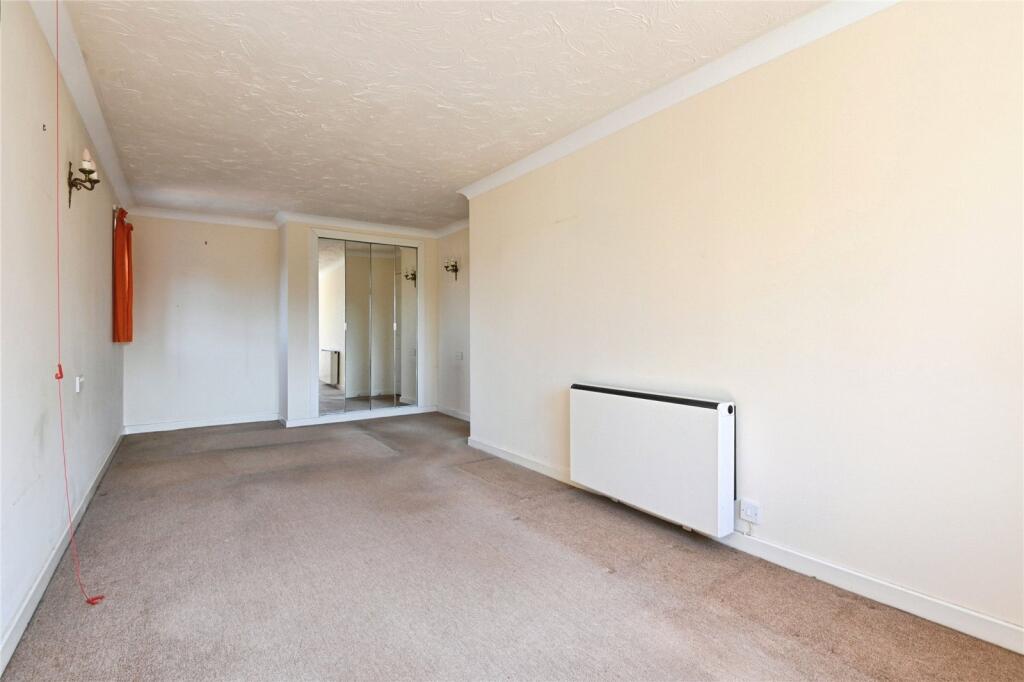 Apartment in Sutton Coldfield, Maney - More