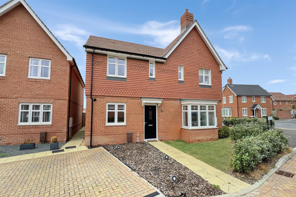 Main image of property: 2 bedroom Semi Detached House in Chichester