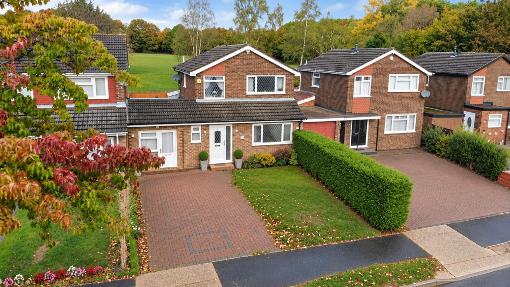 4-bed house on Sutherland Grove, Bletchley, Milton Keynes, £435,000
