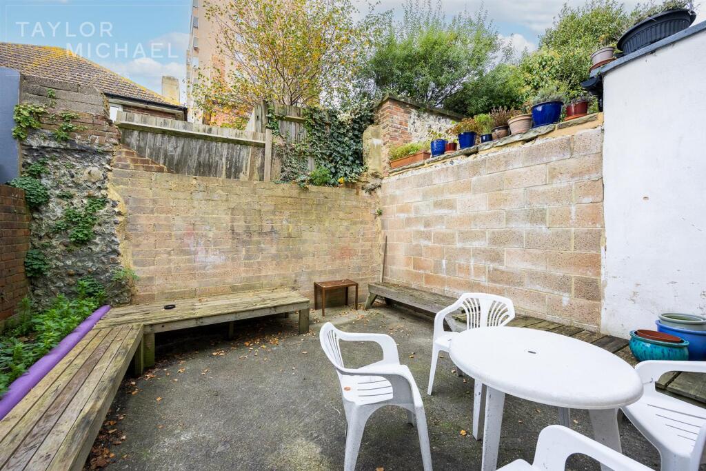 6 bedroom terraced house for rent